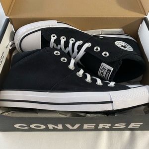 BRAND-new Converse style 563512F woman’s size 10